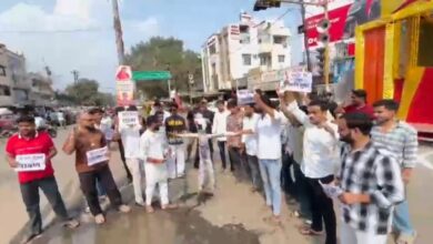 दशहरे पर NSUI का प्रदर्शन, वोट चोरी के विरोध में CEC ज्ञानेश कुमार का पुतला दहन कर जताया आक्रोश