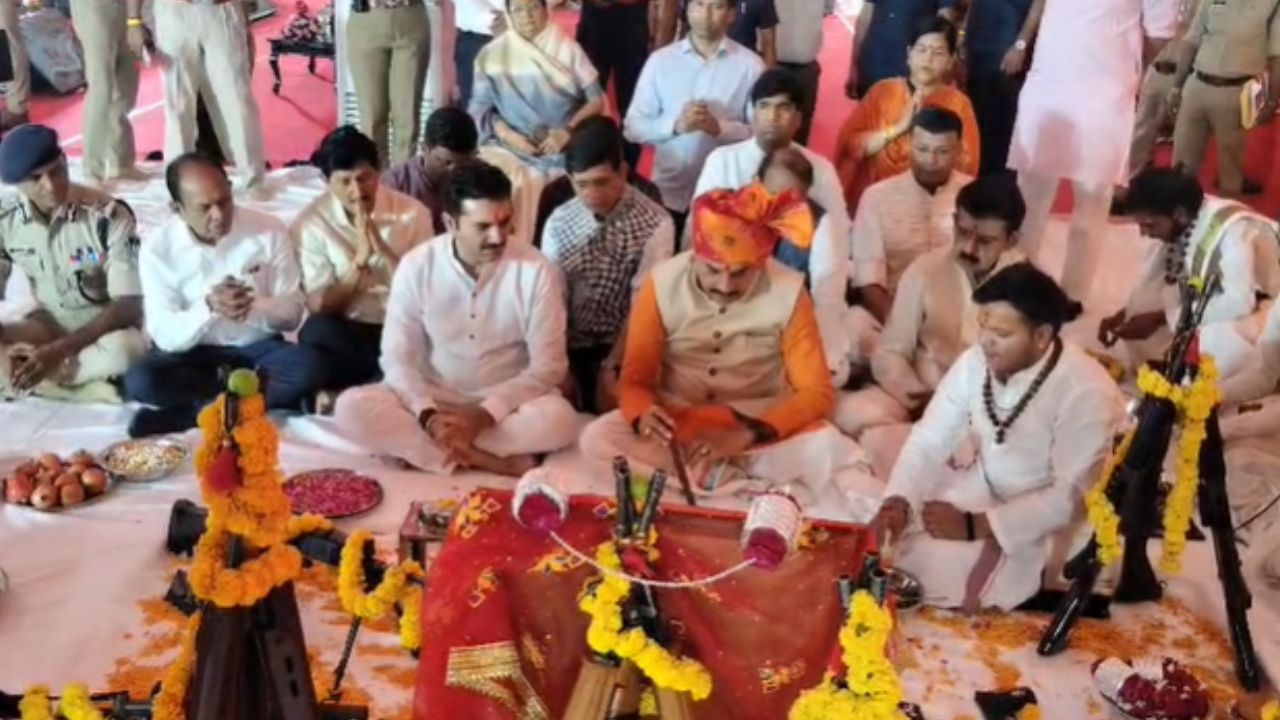 विजयादशमी पर इंदौर पहुंचे CM मोहन यादव, किया शस्त्र पूजन, पुलिस को सौंपीं 50 हाईटेक बाइकें, लॉन्च किया ‘पुलिस सेतु ऐप’