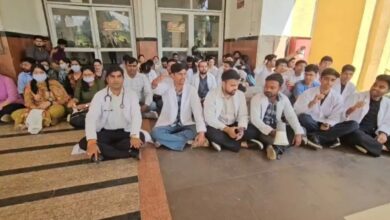 डीन पर हमले के विरोध में हड़ताल पर गए जूनियर डॉक्टर, बोले- हम असुरक्षित, कैसे काम करें? घटना की जांच की मांग