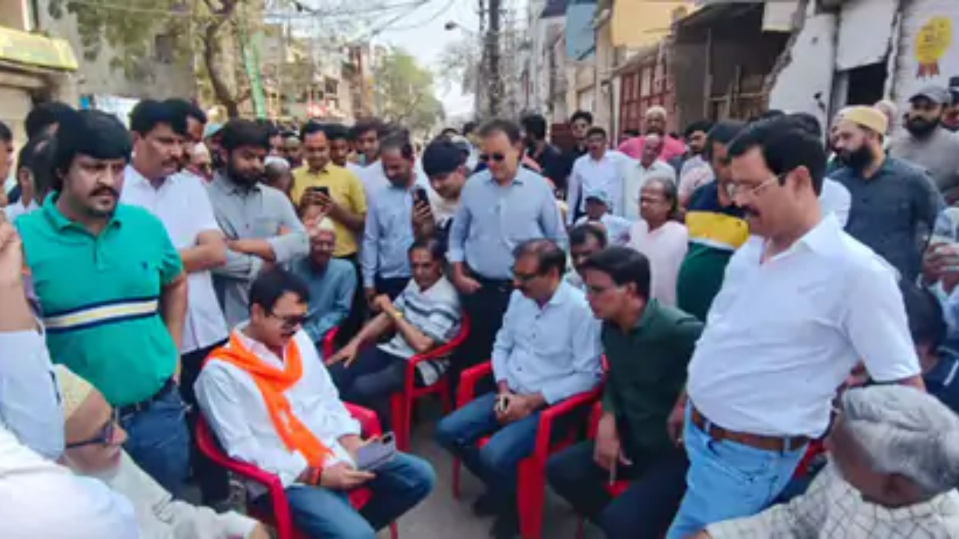 रतलाम में सड़क निर्माण पर व्यापारियों और रहवासियों का प्रदर्शन, लिखित समयसीमा की मांग, कमिश्नर बोले – 58 दिन में पूरा होगा काम