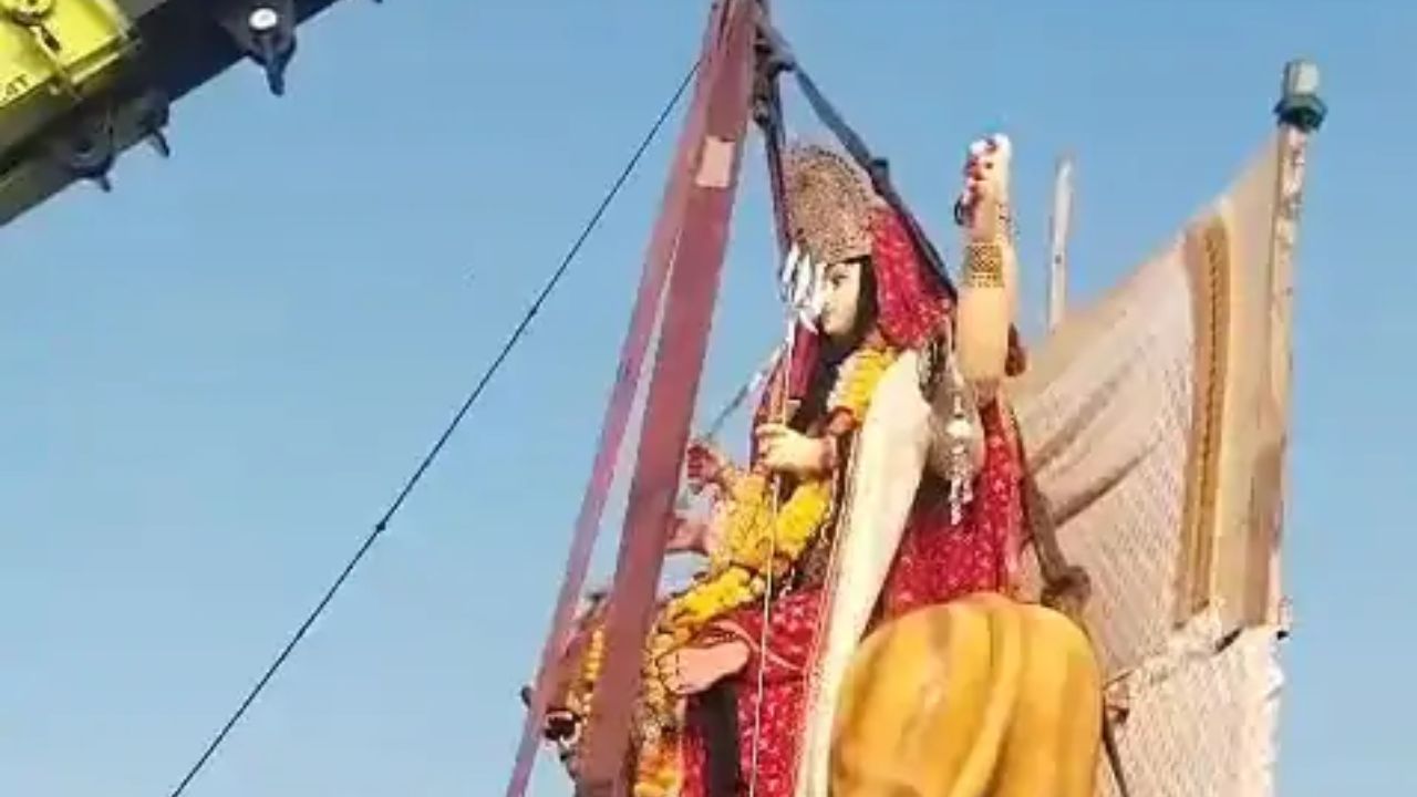 शिवपुरी में डीजे पर जमकर झूमे युवा, अमोला पुल पर किया माता की प्रतिमाओं का विसर्जन शिवपुरी में डीजे पर जमकर झूमे युवा, अमोला पुल पर किया माता की प्रतिमाओं का विसर्जन