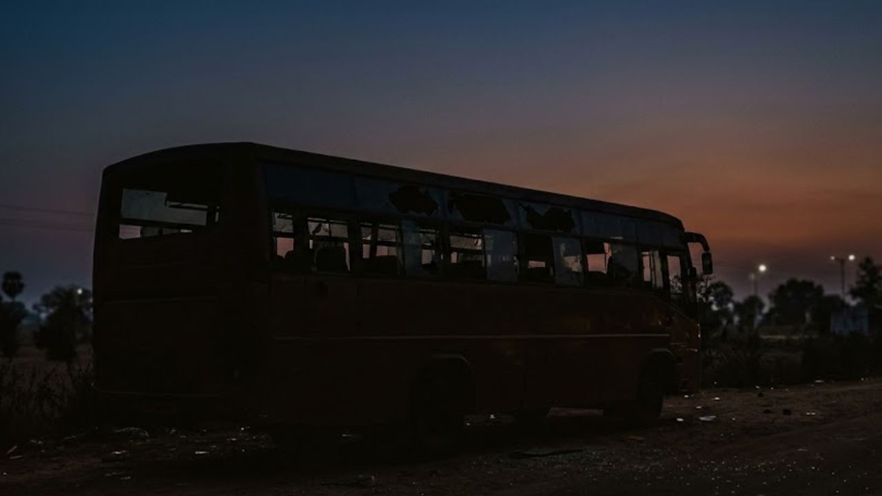 सीहोर में दबंगई, चलती बस रुकवाकर चालक-परिचालक को पीटा, 12 हजार रुपए छीने सीहोर में दबंगई, चलती बस रुकवाकर चालक-परिचालक को पीटा, 12 हजार रुपए छीने