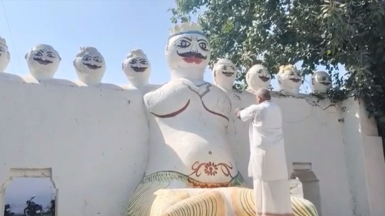 दशहरे पर अनूठा नजारा, DJ और ढोल-नगाड़ों की गूंज के बीच हुई दशानन रावण की पूजा, 260 साल पुरानी है परंपरा दशहरे पर अनूठा नजारा, DJ और ढोल-नगाड़ों की गूंज के बीच हुई दशानन रावण की पूजा, 260 साल पुरानी है परंपरा
