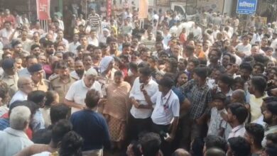 जबलपुर: देवी विसर्जन के दौरान करंट से दो लोगों की मौत, परिजनों एवं ग्रामीणों ने किया चक्काजाम, मुआवजे और विद्युत विभाग पर FIR की मांग जबलपुर: देवी विसर्जन के दौरान करंट से दो लोगों की मौत, परिजनों एवं ग्रामीणों ने किया चक्काजाम, मुआवजे और विद्युत विभाग पर FIR की मांग