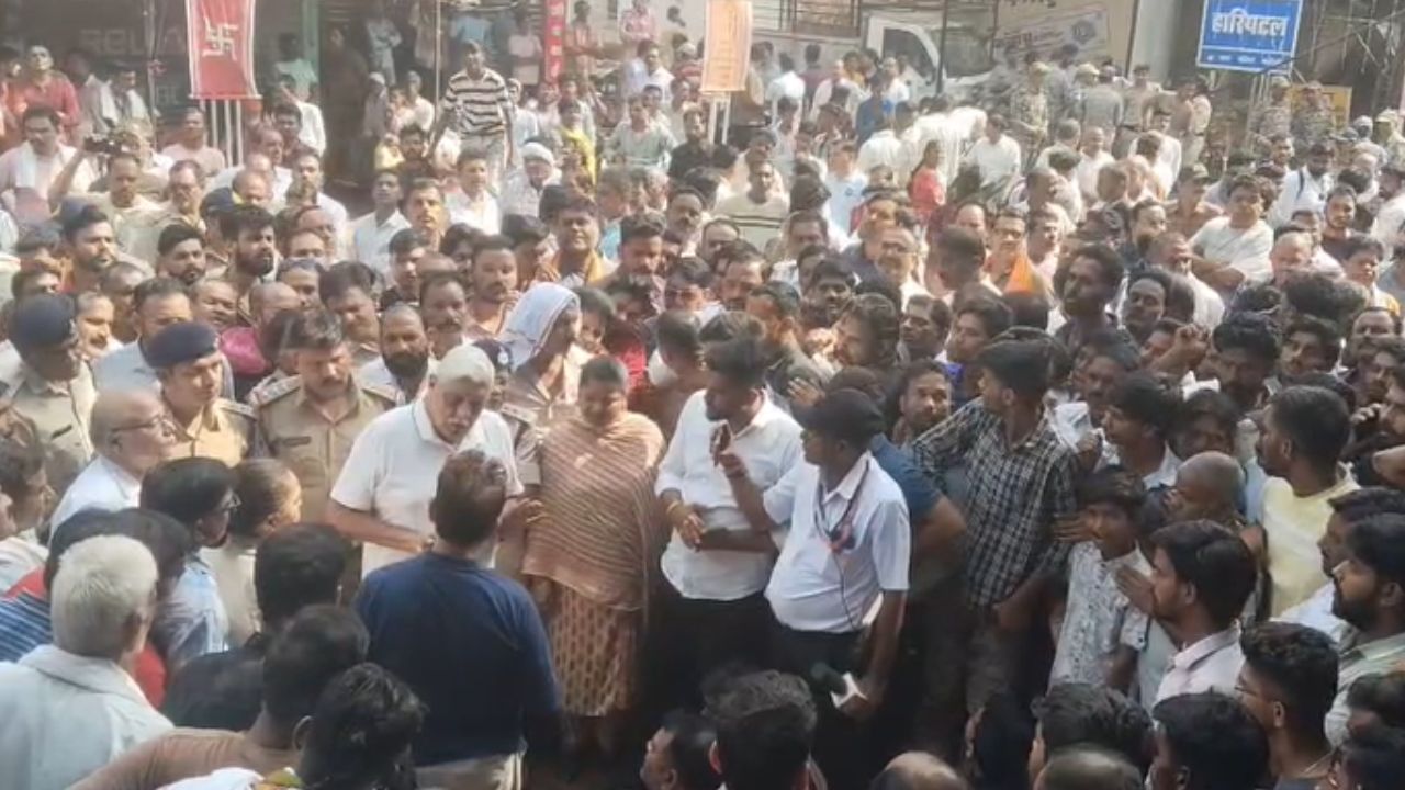 जबलपुर: देवी विसर्जन के दौरान करंट से दो लोगों की मौत, परिजनों एवं ग्रामीणों ने किया चक्काजाम, मुआवजे और विद्युत विभाग पर FIR की मांग जबलपुर: देवी विसर्जन के दौरान करंट से दो लोगों की मौत, परिजनों एवं ग्रामीणों ने किया चक्काजाम, मुआवजे और विद्युत विभाग पर FIR की मांग