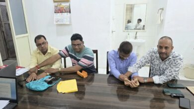 BEO और क्लर्क को लोकायुक्त पुलिस ने रिश्वत लेते पकड़ा, छात्रावास अधीक्षक का निलंबन अवधि वेतन बिल पास करने मांगी घूस