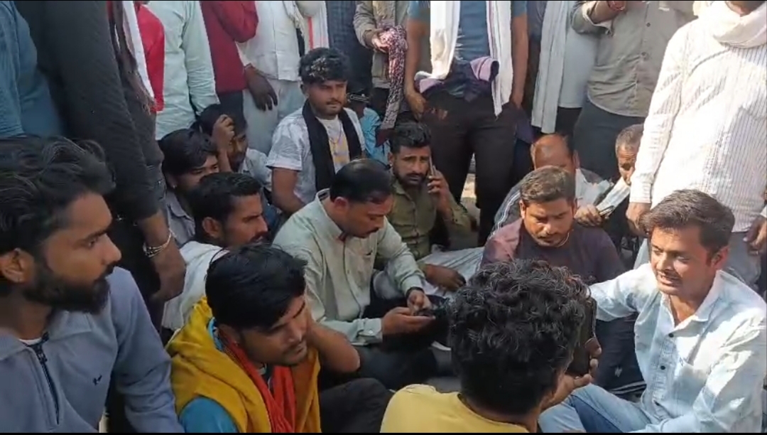 डबरा कृषि उपज मंडी में टोकन नहीं मिलने पर भड़के किसान, भितरवार रोड पर लगाया जाम, मंडी प्रशासन पर लगाये गंभीर आरोप डबरा कृषि उपज मंडी में टोकन नहीं मिलने पर भड़के किसान, भितरवार रोड पर लगाया जाम, मंडी प्रशासन पर लगाये गंभीर आरोप