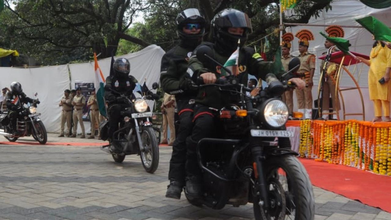 राष्ट्रीय एकता दिवस के लिए भोपाल से निकली पुलिस बाइक रैली, डीजीपी कैलाश मकवाना ने दिखाई हरी झंडी राष्ट्रीय एकता दिवस के लिए भोपाल से निकली पुलिस बाइक रैली, डीजीपी कैलाश मकवाना ने दिखाई हरी झंडी
