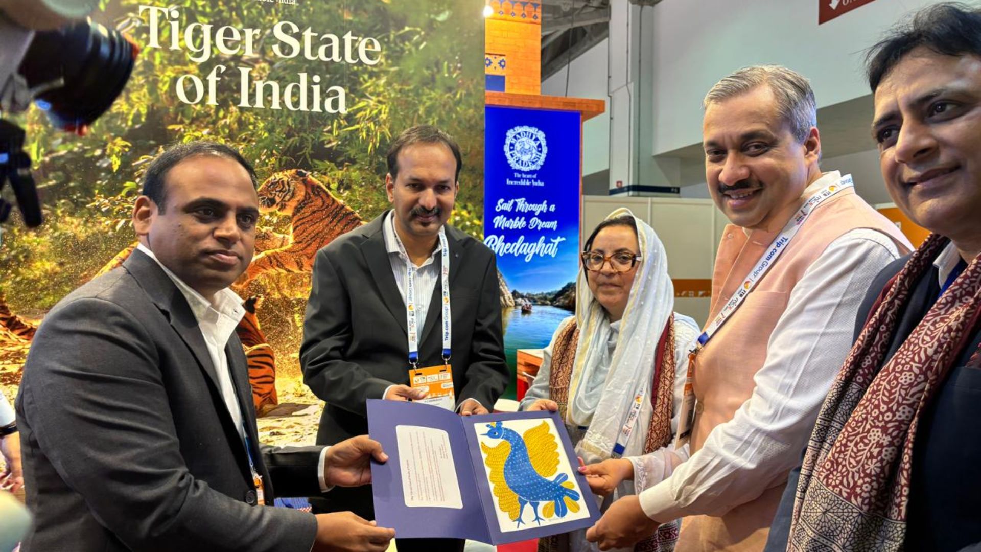 सिंगापुर के ITB Asia में मध्य प्रदेश की दस्तक, VR से दिखाई विरासत-वन्यजीव की झलक; मुरैना की गजक और रतलामी सेव भी बनी पहचान सिंगापुर के ITB Asia में मध्य प्रदेश की दस्तक, VR से दिखाई विरासत-वन्यजीव की झलक; मुरैना की गजक और रतलामी सेव भी बनी पहचान