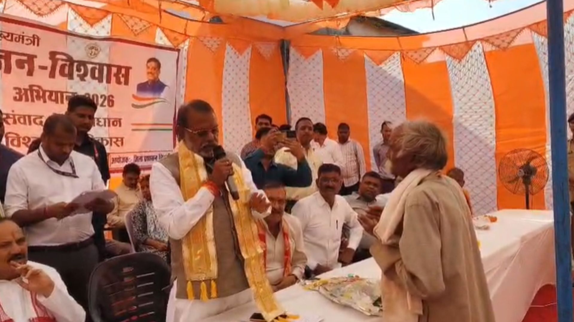 निवाड़ी में मंत्री नारायण कुशवाहा की अधिकारियों को चेतावनी, बोले – ‘गरीब को परेशान किया तो नौकरी के लायक नहीं रहोगे निवाड़ी में मंत्री नारायण कुशवाहा की अधिकारियों को चेतावनी, बोले – ‘गरीब को परेशान किया तो नौकरी के लायक नहीं रहोगे