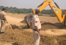 मुरैना में रेत माफिया पर पुलिस का एक्शन, जेसीबी से खुदवाकर बंद कराए दो रास्ते