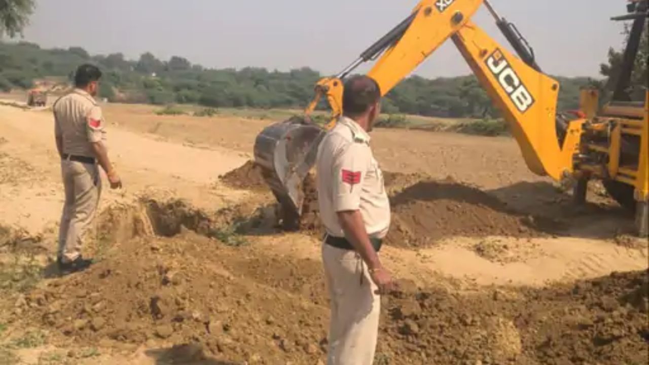 मुरैना में रेत माफिया पर पुलिस का एक्शन, जेसीबी से खुदवाकर बंद कराए दो रास्ते मुरैना में रेत माफिया पर पुलिस का एक्शन, जेसीबी से खुदवाकर बंद कराए दो रास्ते
