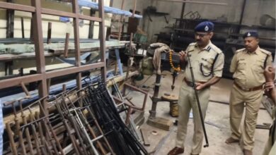 लियर एसपी के एक्शन, कारखाने पर मारा छापा, 58 कार्बाइड गन गन बरामद, बाजार में दो दुकानों से भी जब्ती लियर एसपी के एक्शन, कारखाने पर मारा छापा, 58 कार्बाइड गन गन बरामद, बाजार में दो दुकानों से भी जब्ती