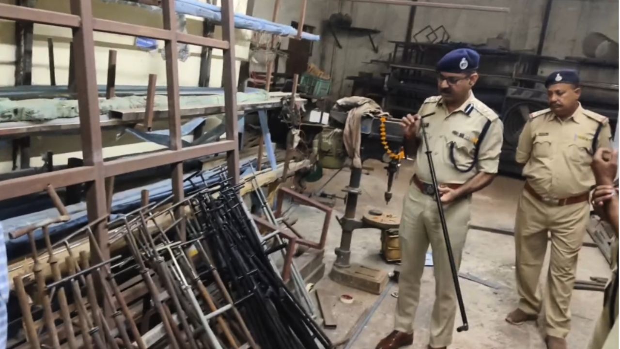 लियर एसपी के एक्शन, कारखाने पर मारा छापा, 58 कार्बाइड गन गन बरामद, बाजार में दो दुकानों से भी जब्ती