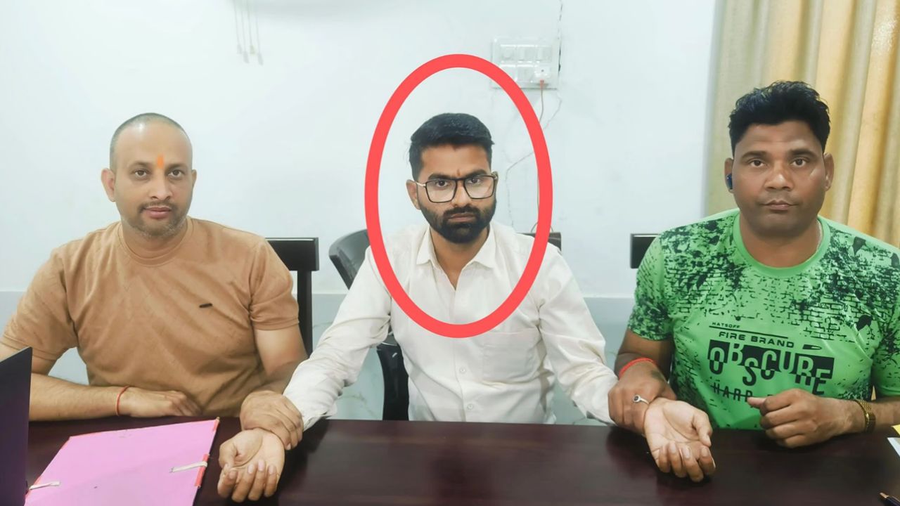 बिजली कनेक्शन स्थायी करने के बदले मांगी रिश्वत, लोकायुक्त पुलिस ने लाइनमैन को 4 हजार रुपये लेते रंगे हाथ दबोचा बिजली कनेक्शन स्थायी करने के बदले मांगी रिश्वत, लोकायुक्त पुलिस ने लाइनमैन को 4 हजार रुपये लेते रंगे हाथ दबोचा