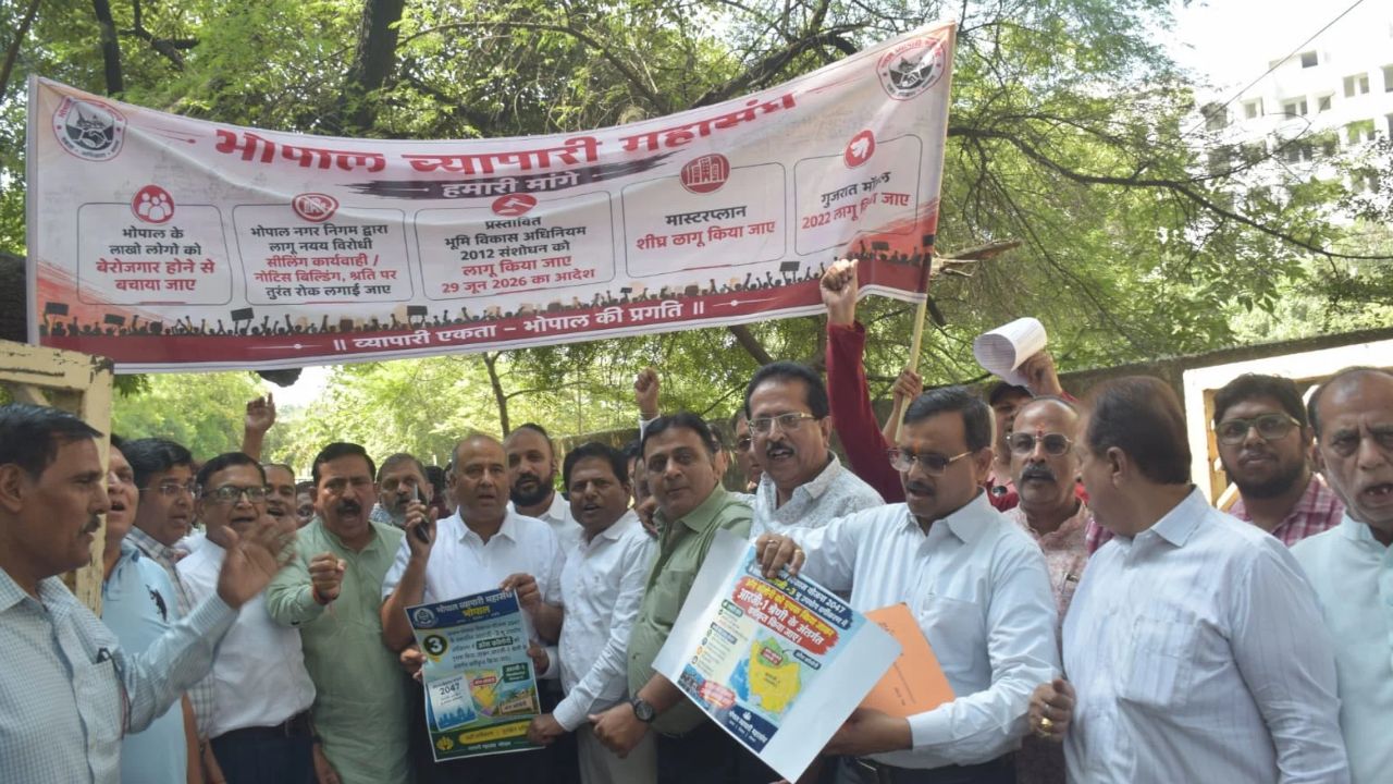 भोपाल मास्टर प्लान-2047 को लेकर विरोध तेज, किसानों और व्यापारियों ने जताई नाराजगी, TNCP कार्यालय पहुंचकर सौंपी आपत्तियां भोपाल मास्टर प्लान-2047 को लेकर विरोध तेज, किसानों और व्यापारियों ने जताई नाराजगी, TNCP कार्यालय पहुंचकर सौंपी आपत्तियां
