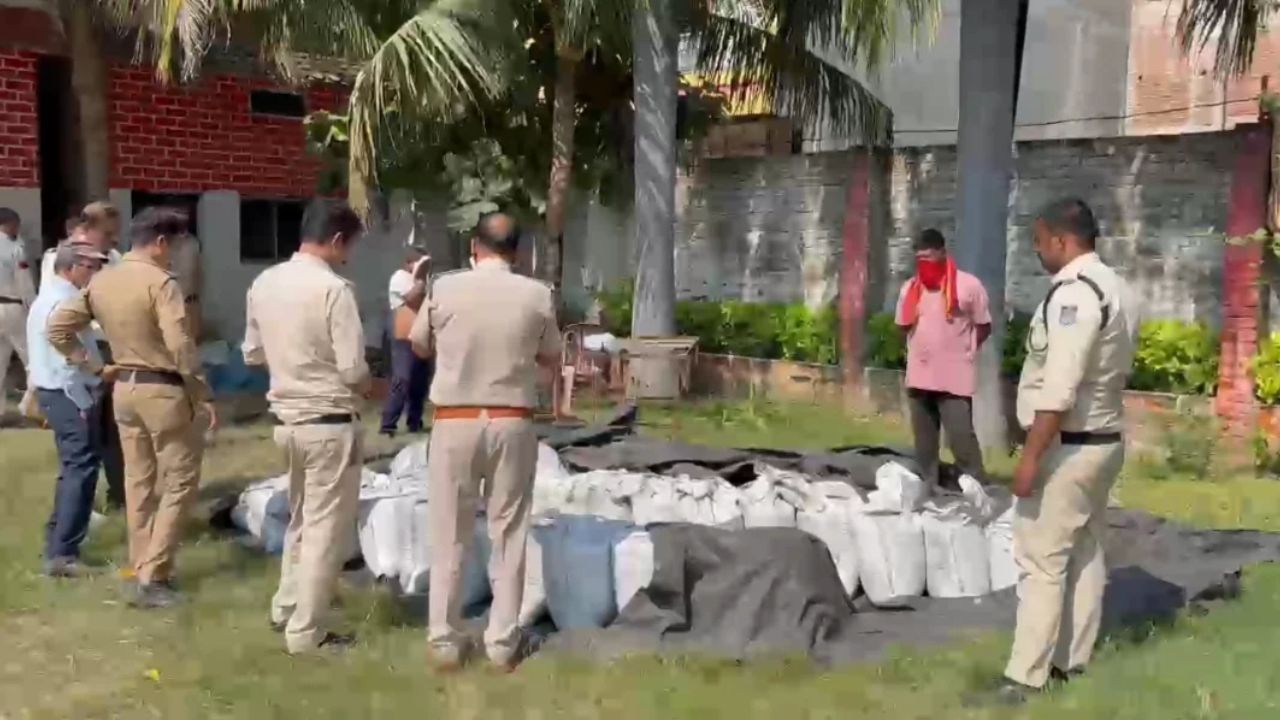 Chhtarpur news: नकली खाद के गौरख धंधे पर पुलिस की नकेल, 650 बोरी DAP खाद बरामद की Chhtarpur news: नकली खाद के गौरख धंधे पर पुलिस की नकेल, 650 बोरी DAP खाद बरामद की