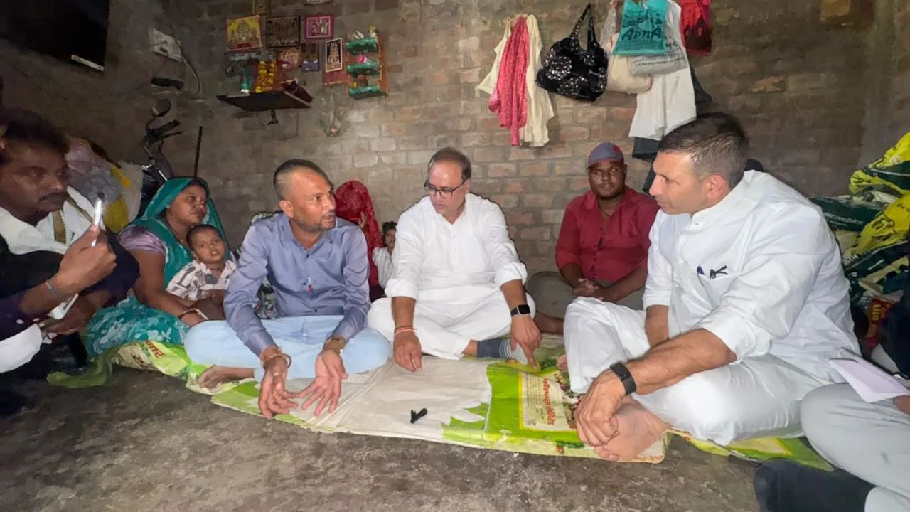 देवास जहरीली शराब मौत मामला! प्रशासन पर भड़के जीतू पटवारी, परिजनों को दी सांत्वना, कलेक्टर के निलंबन की मांग देवास जहरीली शराब मौत मामला! प्रशासन पर भड़के जीतू पटवारी, परिजनों को दी सांत्वना, कलेक्टर के निलंबन की मांग