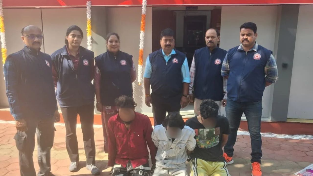 नशे के खिलाफ इंदौर क्राइम ब्रांच का एक्शन, ऑटो रिक्शा से बरामद की एमडी ड्रग्स, तीन आरोपी गिरफ्तार नशे के खिलाफ इंदौर क्राइम ब्रांच का एक्शन, ऑटो रिक्शा से बरामद की एमडी ड्रग्स, तीन आरोपी गिरफ्तार