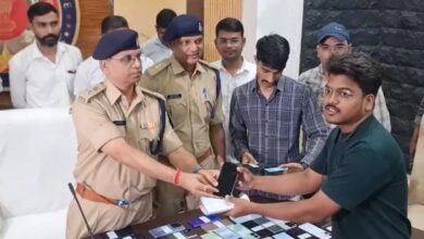 इंदौर क्राइम ब्रांच ने खोज निकाले करीब 20 लाख रुपये के 112 गुम हुए मोबाइल, असली मालिकों को सौंपे इंदौर क्राइम ब्रांच ने खोज निकाले करीब 20 लाख रुपये के 112 गुम हुए मोबाइल, असली मालिकों को सौंपे