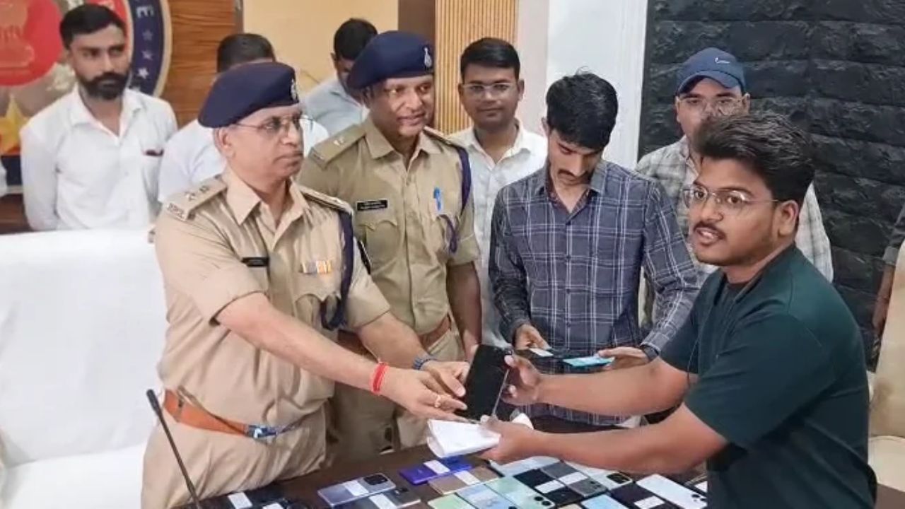 इंदौर क्राइम ब्रांच ने खोज निकाले करीब 20 लाख रुपये के 112 गुम हुए मोबाइल, असली मालिकों को सौंपे इंदौर क्राइम ब्रांच ने खोज निकाले करीब 20 लाख रुपये के 112 गुम हुए मोबाइल, असली मालिकों को सौंपे