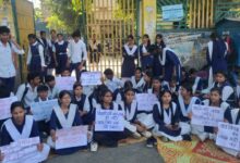 मिसरोद के सरकारी स्कूल में बच्चों का फिर फूटा गुस्सा, शिक्षिका को हटाने की मांग पर अड़े छात्र