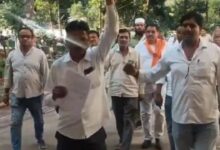 जर्जर सड़क और बिजली कटौती से परेशान ग्रामीणों का प्रदर्शन, SDM को सौंपा ज्ञापन