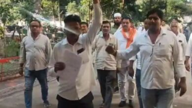 जर्जर सड़क और बिजली कटौती से परेशान ग्रामीणों का प्रदर्शन, SDM को सौंपा ज्ञापन