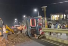 उज्जैन-आगर रोड पर मुरम से भरा डंपर पलटा, सड़क पर बिखरी मुरम से लगा जाम