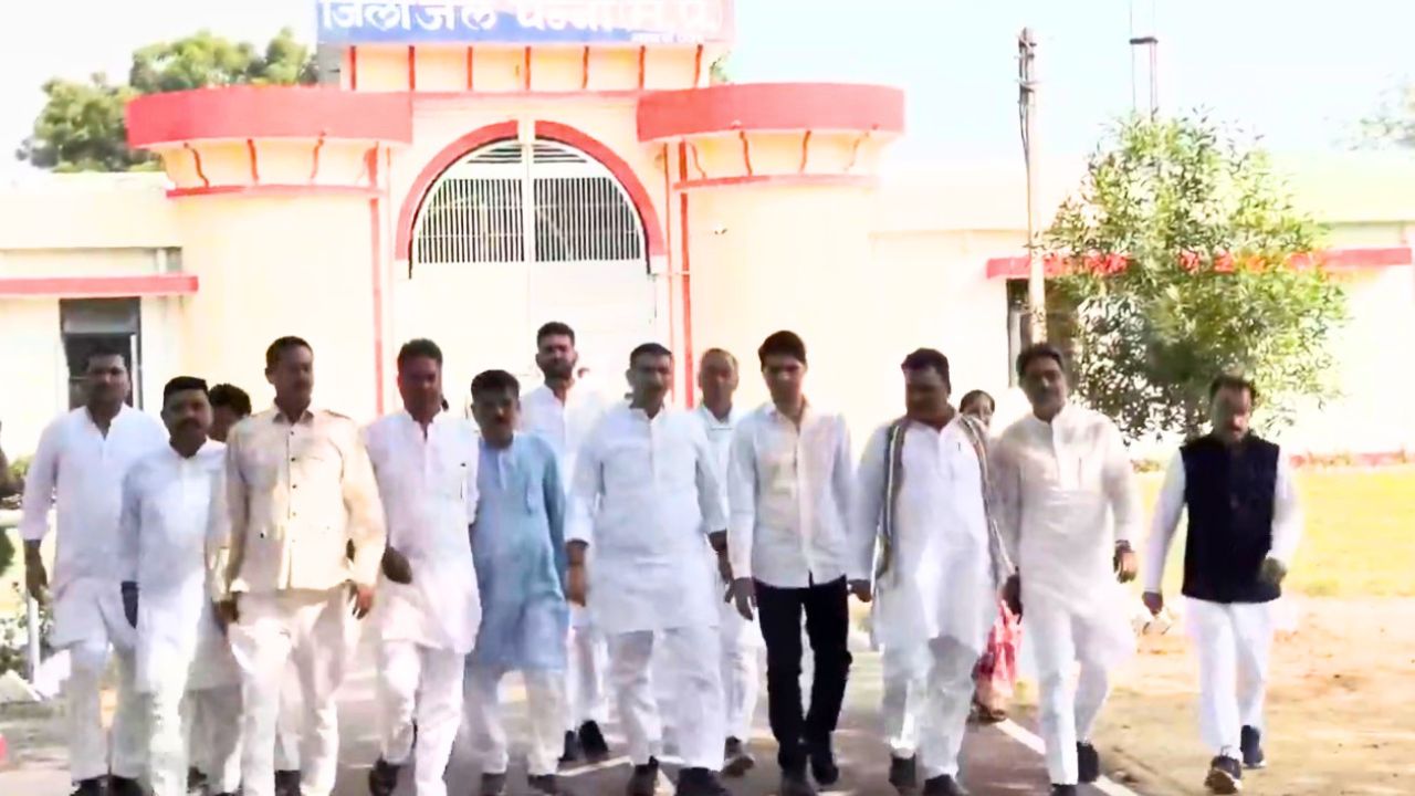 पन्ना: केन-बेतवा परियोजना के विरोध में जेल में बंद दिव्या से मिले जीतू पटवारी, सरकार पर दमन का आरोप