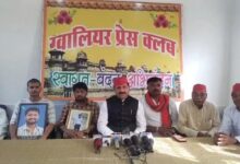 शीतला माता मंदिर हादसा: समाजवादी पार्टी ने मृतकों के परिजनों को 50 लाख रुपये मुआवजा और सरकारी नौकरी देने की मांग