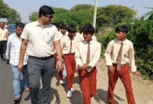 समस्याओं से परेशान होकर कलेक्ट्रेट के लिए पैदल निकले स्कूली छात्र, 20 किलोमीटर का लंबा सफर किया तय