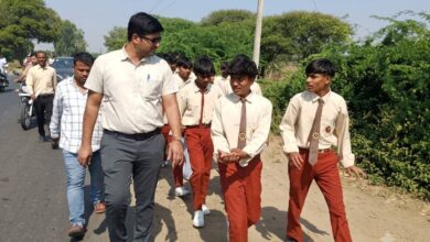 समस्याओं से परेशान होकर कलेक्ट्रेट के लिए पैदल निकले स्कूली छात्र, 20 किलोमीटर का लंबा सफर किया तय