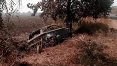 सीहोर में कार ने बाइक को मारी टक्कर, दोनों वाहनों में लगी आग, 2 युवक गंभीर घायल