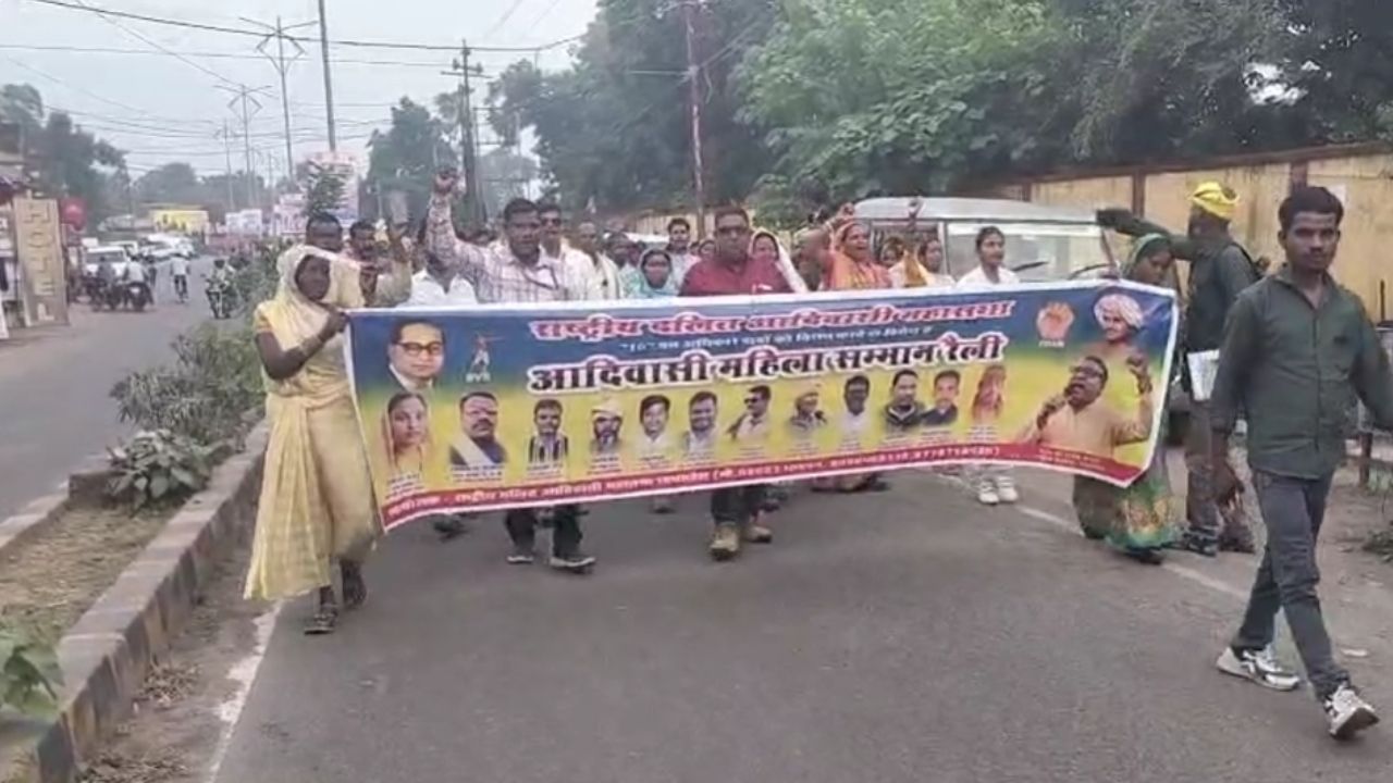 उमरिया में आदिवासियों की विशाल रैली, जल, जंगल और जमीन पर अधिकार की मांग, कलेक्टर को सौंपा ज्ञापन