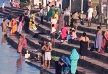 कार्तिक मास में नर्मदा के घाटों पर आस्था की डुबकी लगा रहे श्रद्धालु, दान-पुण्य का सिलसिला जारी