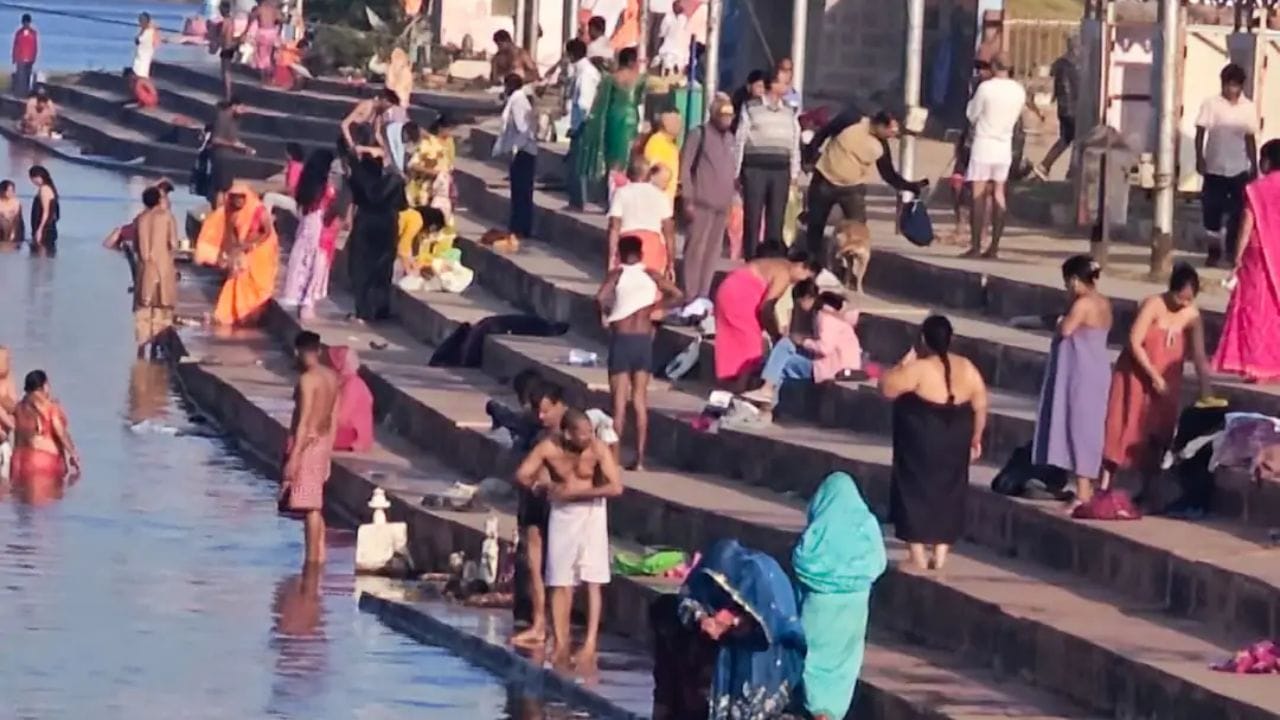 कार्तिक मास में नर्मदा के घाटों पर आस्था की डुबकी लगा रहे श्रद्धालु, दान-पुण्य का सिलसिला जारी कार्तिक मास में नर्मदा के घाटों पर आस्था की डुबकी लगा रहे श्रद्धालु, दान-पुण्य का सिलसिला जारी
