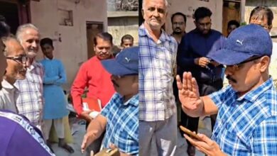 खंडवा में मकान तोड़ने पहुंचे सिटी मजिस्ट्रेट, मकान मालिक से हुई तीखी बहस, जमीन की नपती और लिखित नोटिस की मांग