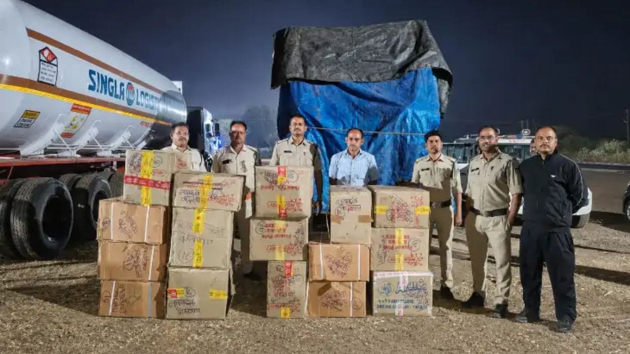 दिवाली से पहले गुना पुलिस की कार्रवाई, ट्रक से जब्त किए पटाखे, चालक गिरफ्तार दिवाली से पहले गुना पुलिस की कार्रवाई, ट्रक से जब्त किए पटाखे, चालक गिरफ्तार