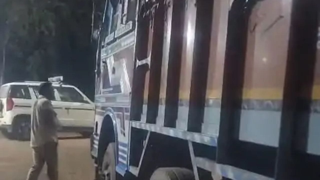 शिवपुरी से महाराष्ट्र जा रहा मूंगफली से भरा ट्रक जब्त, जरूरी दस्तावेज नहीं मिलने पर की गई कार्रवाई