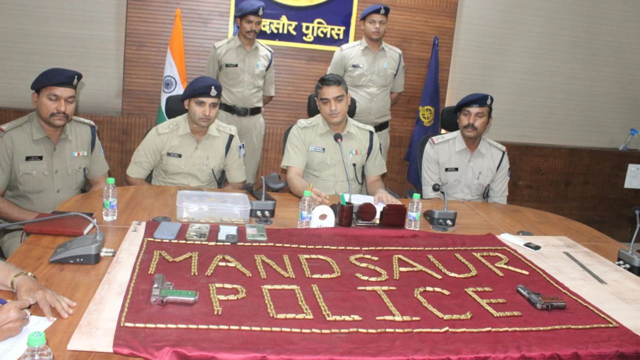 मंदसौर में अवैध हथियारों पर पुलिस का एक्शन, 2 पिस्टल और 700 जिंदा कारतूस जब्त, चार आरोपी गिरफ्तार मंदसौर में अवैध हथियारों पर पुलिस का एक्शन, 2 पिस्टल और 700 जिंदा कारतूस जब्त, चार आरोपी गिरफ्तार