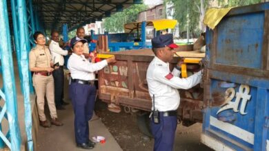 हरदा में यातायात पुलिस का सड़क सुरक्षा के लिए विशेष अभियान, ट्रैक्टर-ट्रॉलियों पर लगाए रेडियम टेप और रिफ्लेक्टर
