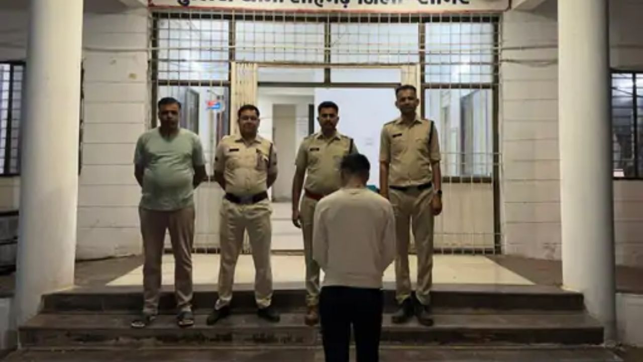 सागर के शाहगढ़ में गल्ला मंडी से ट्रैक्टर-ट्रॉली चोरी, पुलिस ने सीसीटीवी फुटेज से आरोपी को पकड़ा सागर के शाहगढ़ में गल्ला मंडी से ट्रैक्टर-ट्रॉली चोरी, पुलिस ने सीसीटीवी फुटेज से आरोपी को पकड़ा