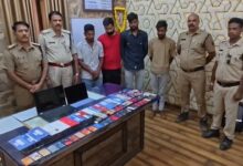 ऑनलाइन ट्रेडिंग के नाम पर करोड़ों रुपये की ठगी, नीमच पुलिस ने 4 आरोपियों को दबोचा, ATM कार्ड-बैंक पासबुक और लैपटॉप जब्त