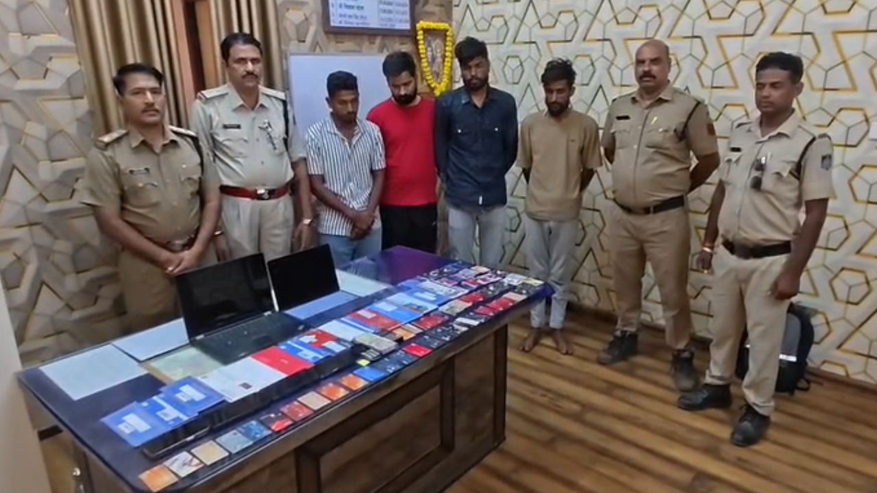 ऑनलाइन ट्रेडिंग के नाम पर करोड़ों रुपये की ठगी, नीमच पुलिस ने 4 आरोपियों को दबोचा, ATM कार्ड-बैंक पासबुक और लैपटॉप जब्त