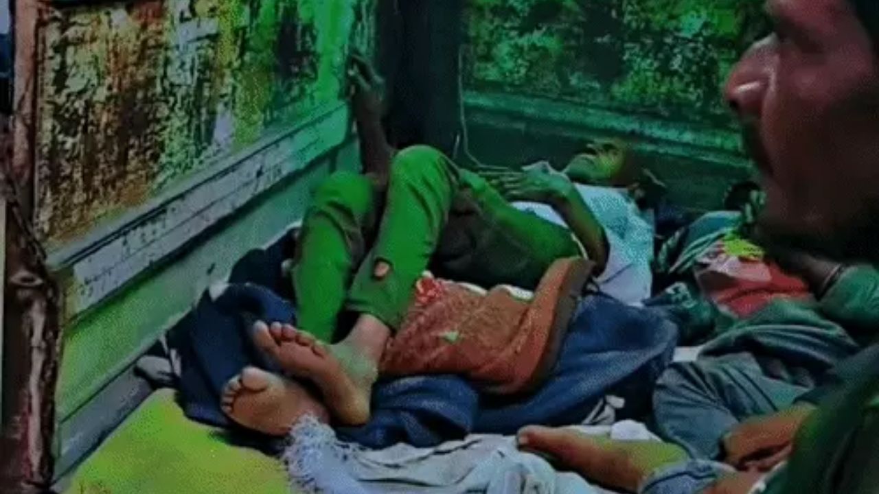2 घंटे इंतजार के बाद भी नहीं आई एंबुलेंस, ऑक्सीजन लगाकर लोडिंग वाहन से मरीज को किया रेफर 2 घंटे इंतजार के बाद भी नहीं आई एंबुलेंस, ऑक्सीजन लगाकर लोडिंग वाहन से मरीज को किया रेफर