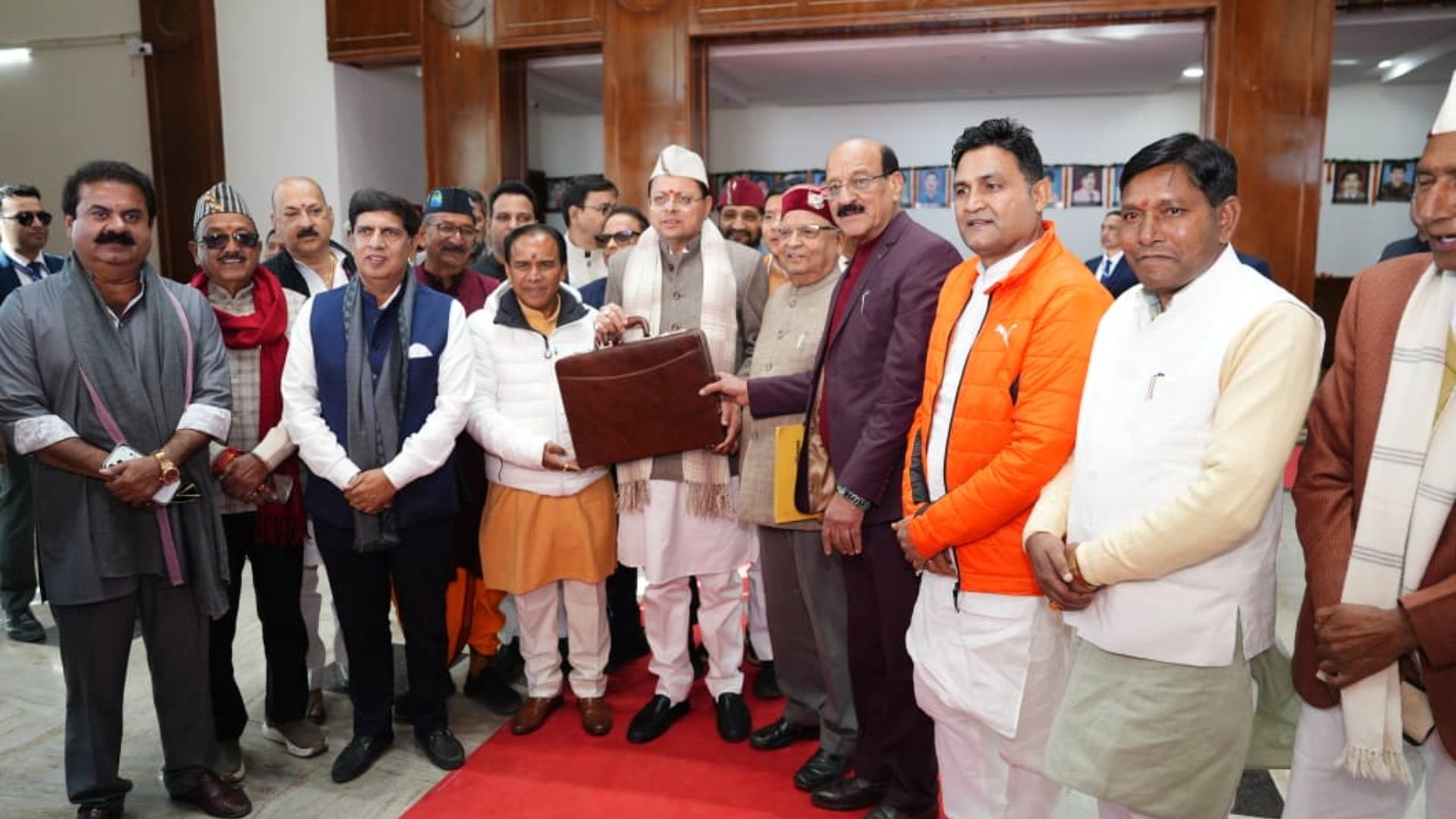 उत्तराखंड की ग्रीष्मकालीन राजधानी गैरसैंण में फिर शुरू हुआ विधानसभा सत्र, एक साल में दूसरी बार पहुंची सदन की कार्यवाही उत्तराखंड की ग्रीष्मकालीन राजधानी गैरसैंण में फिर शुरू हुआ विधानसभा सत्र, एक साल में दूसरी बार पहुंची सदन की कार्यवाही