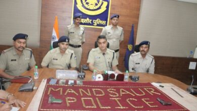 मंदसौर में हथियारों की तस्करी का खुलासा, मिठाई और तेल के डब्बे से मिले 2 पिस्टल और 700 कारतूस
