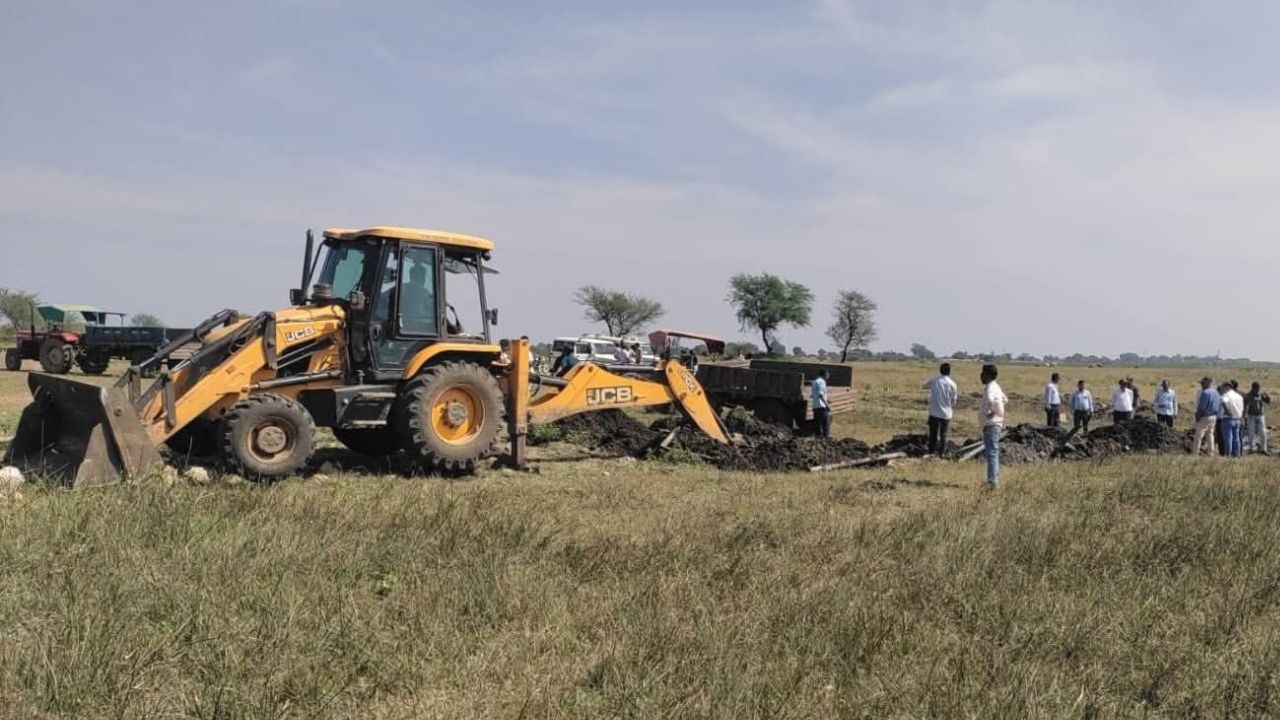 नीमच के जाजूसागर बांध में पानी चोरी को लेकर प्रशासन सख्त, JCB से उखाड़े अवैध पाइप, दो ट्रॉली सामग्री जब्त