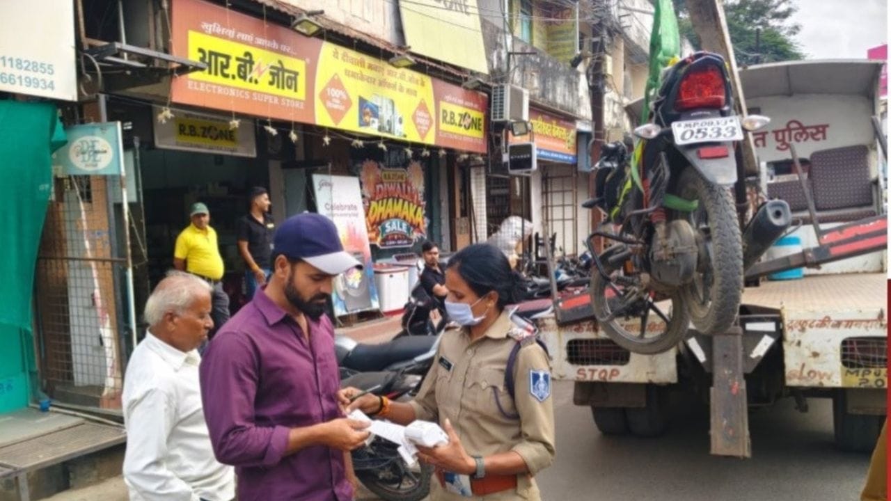 उज्जैन पुलिस का सुगम यातायात अभियान, नो पार्किंग में खड़े वाहनों को क्रेन से हटाया, वसूला टोइंग शुल्क